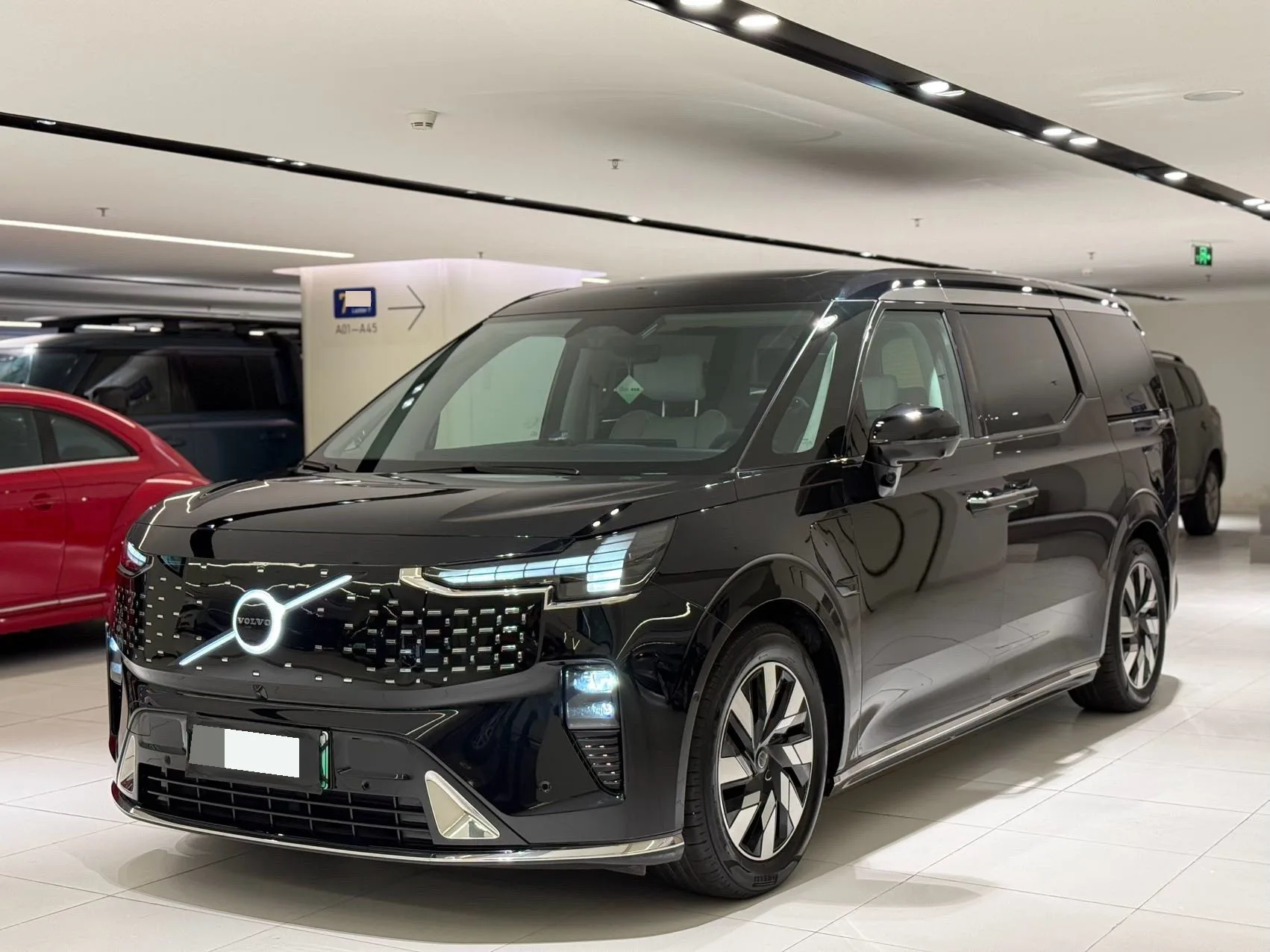 Volvo EM90 2025 Ultra 6-seater