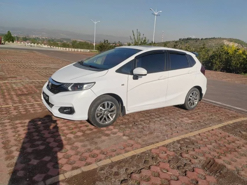 Honda Fit 2018 1.5L CVT Comfort Sunroof Edition