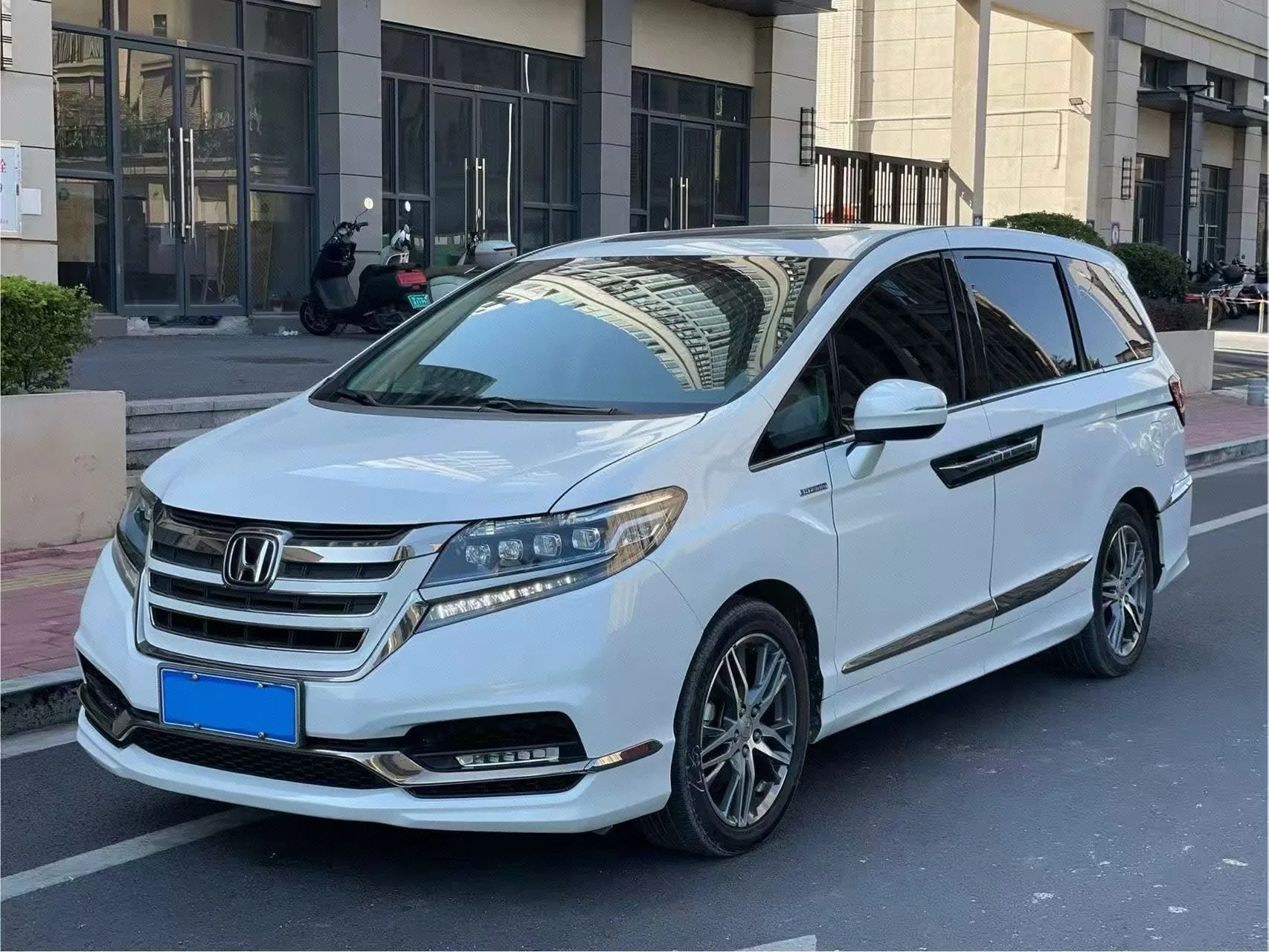 Elysion 2019 2.0L Hybrid Luxury Edition