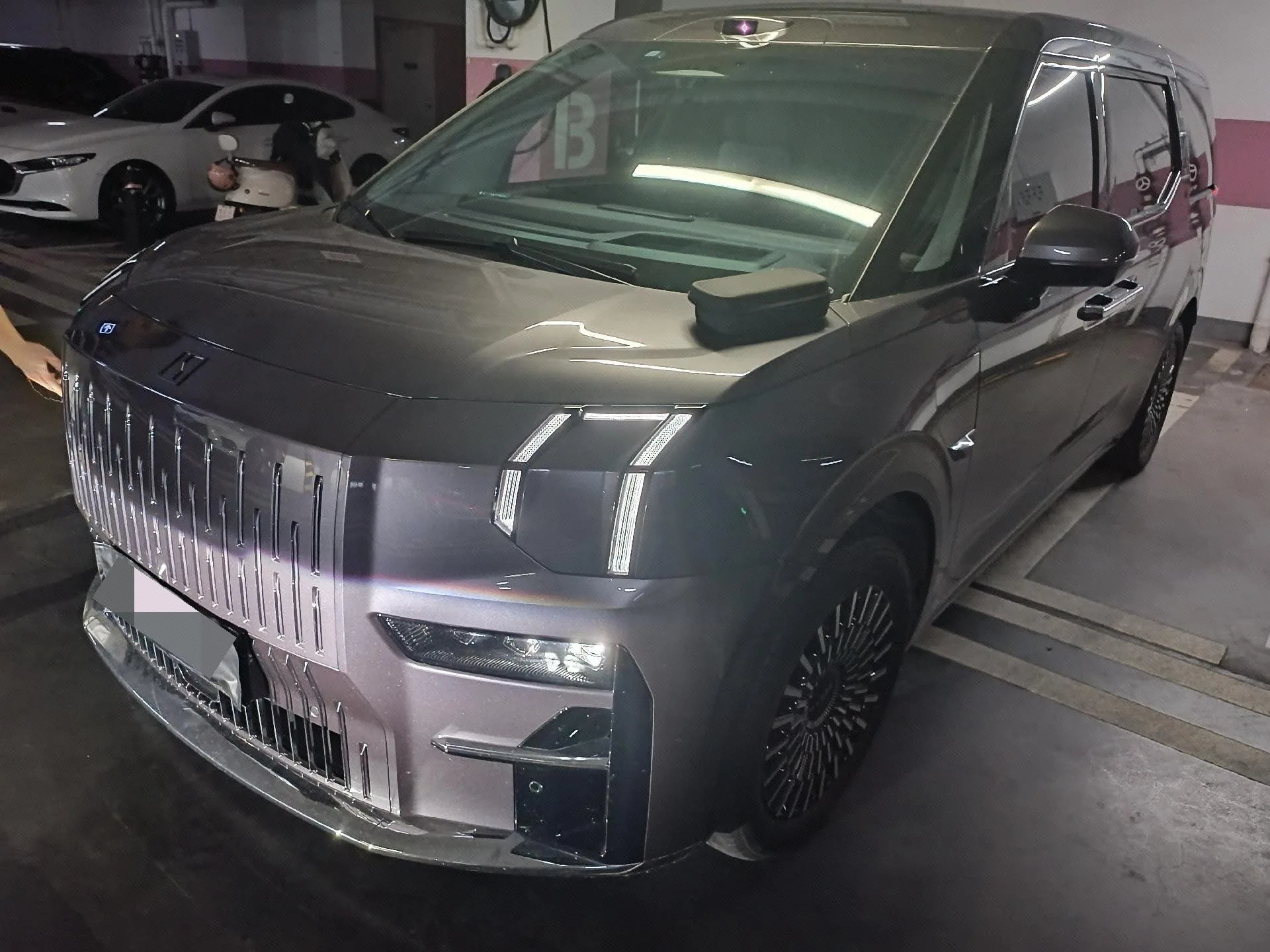 2024 Jike 009 Six-Seat Executive Edition AWD 108kWh Automatic