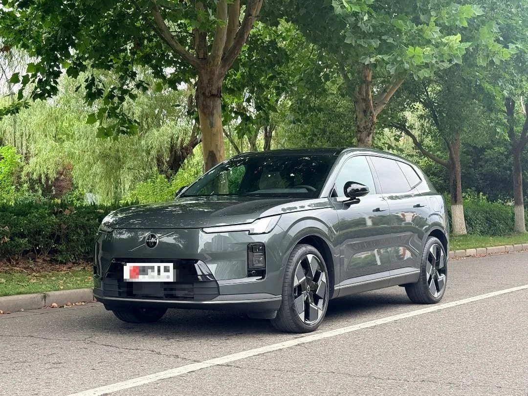 Volvo XC70 Plug-in Hybrid 2026 Model Year, All-Wheel Drive, Ultra Long Range