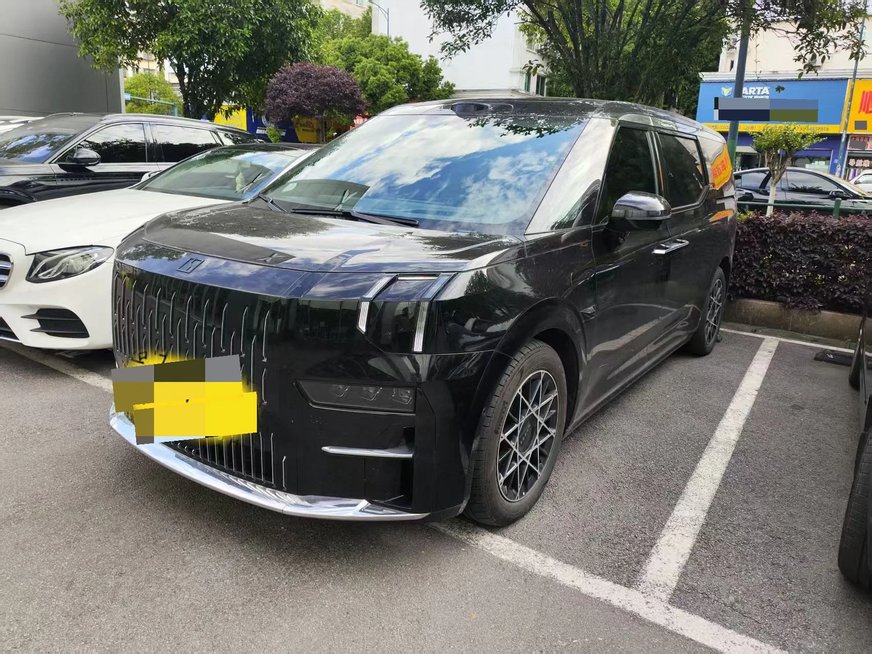 Zeekr 009 2024 Model Year, 7-Seater with Center Console, AWD, 108kWh
