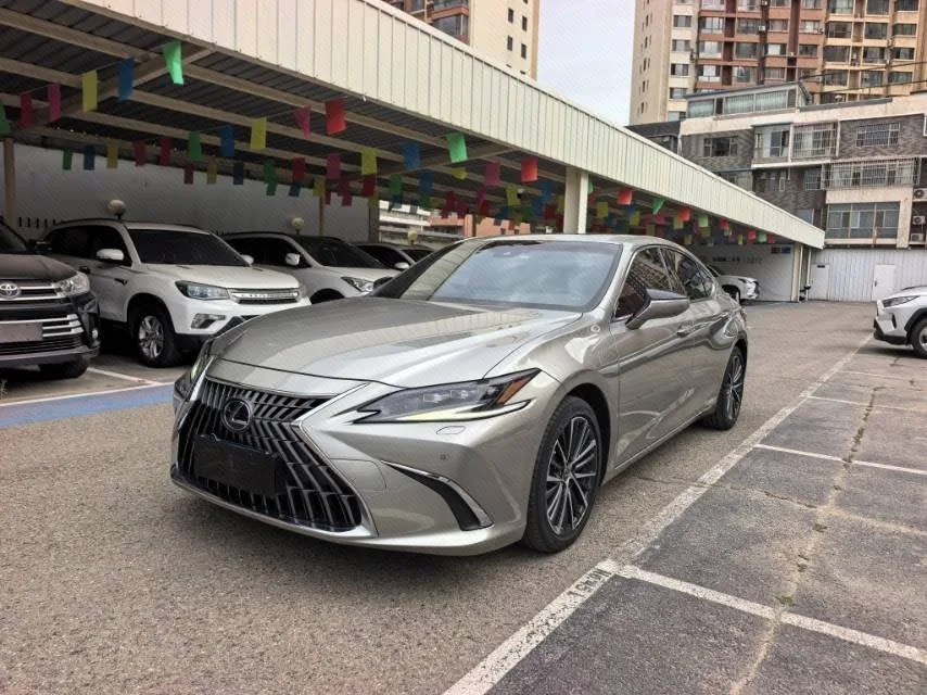2021 Lexus ES 300h Premium Edition