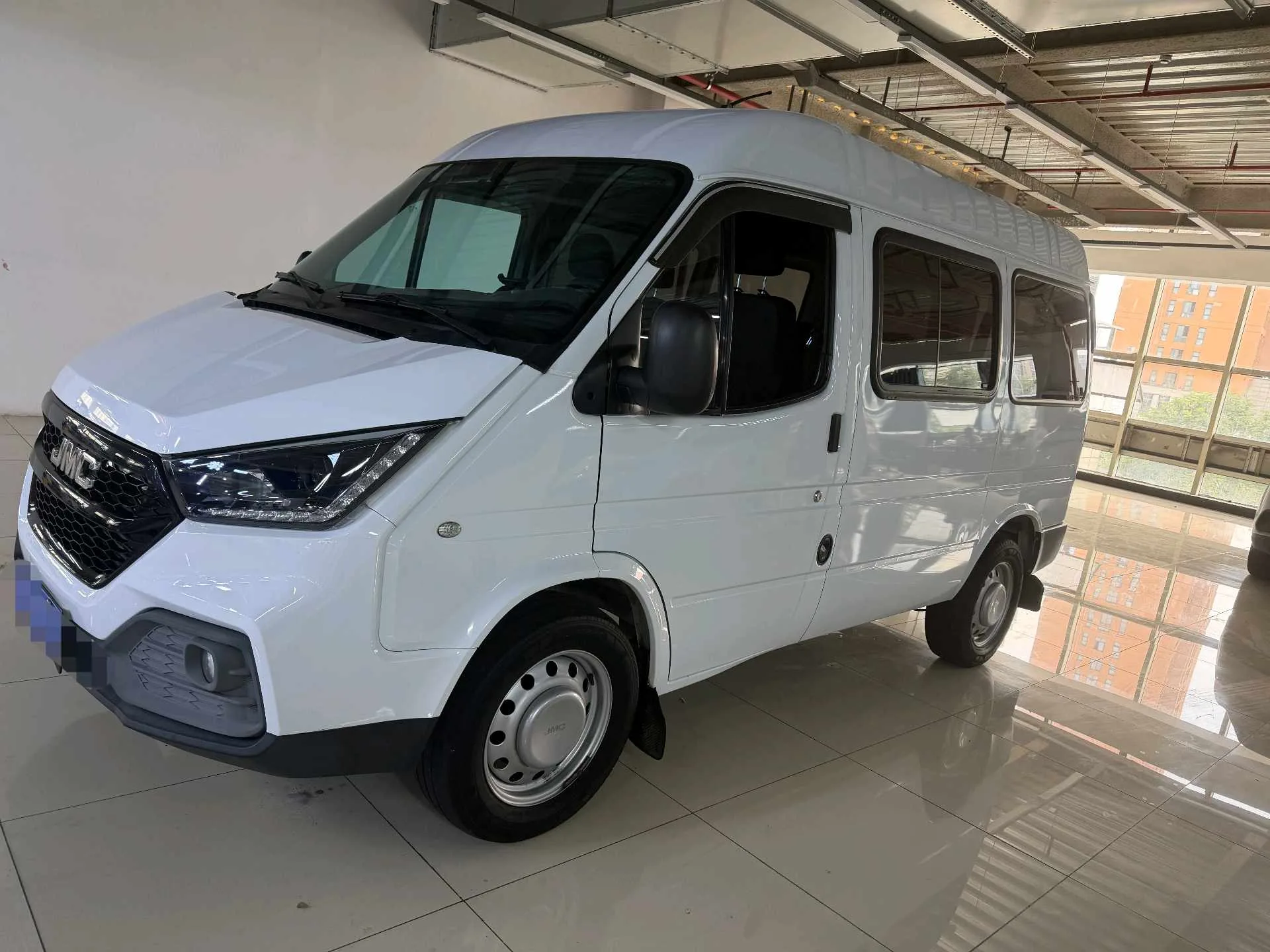 Jiangling 2021 Teshun 2.8T Space King Standard Short Wheelbase Medium-High Roof 6-Seater Diesel Manual Transmission