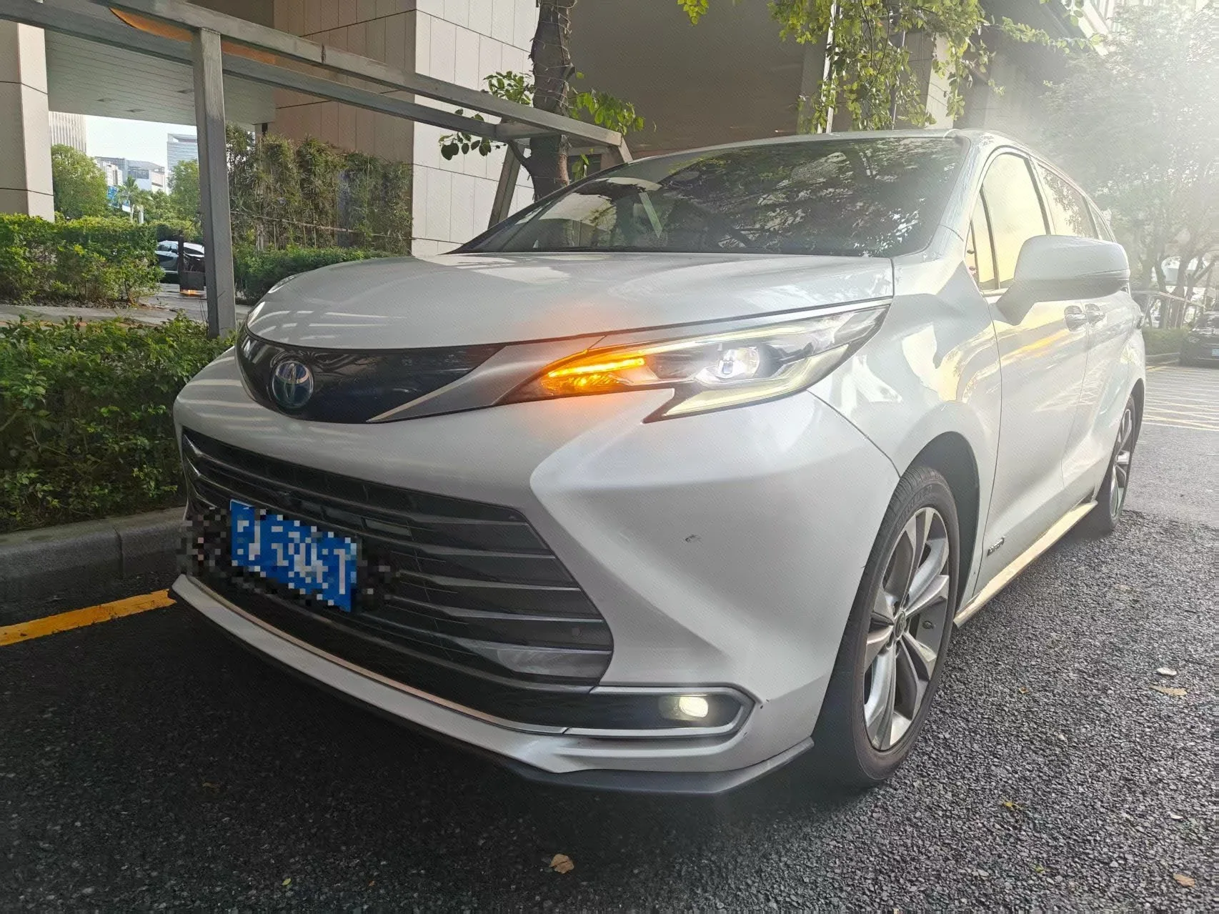 Toyota 2023 Sienna 2.5 CVT Luxury Edition, Automatic Transmission