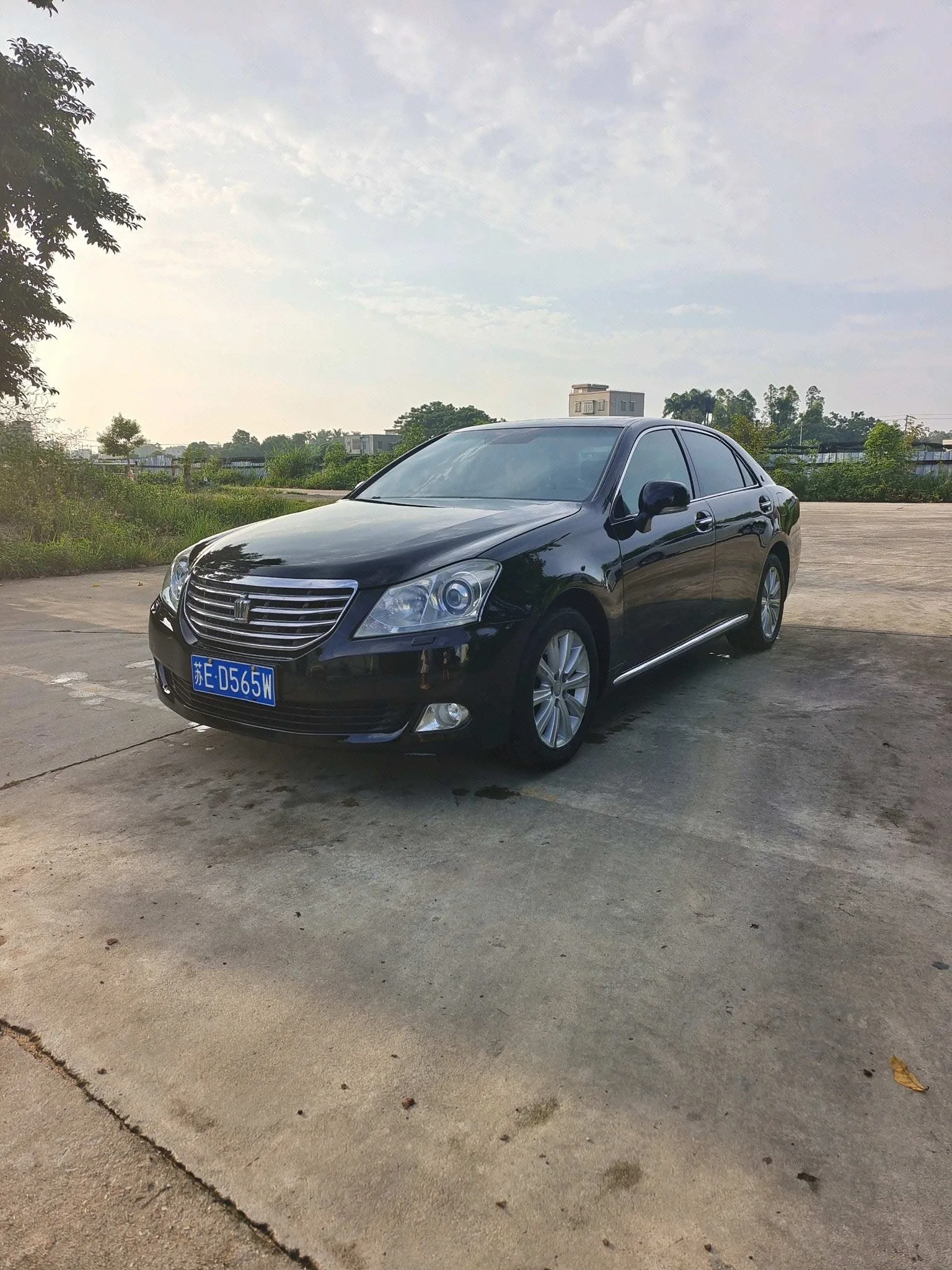 Crown 2010 Model Year 2.5L Royal Leather Sunroof Edition