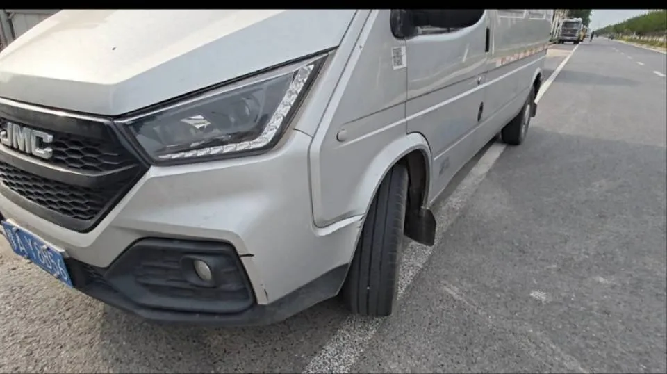 Jiangling 2021 Tesun 2.8T "Space King" Golden Bull Edition, Long Wheelbase, Mid-High Roof, Rear Single Tire, 3-Seater, Diesel, Manual Transmission