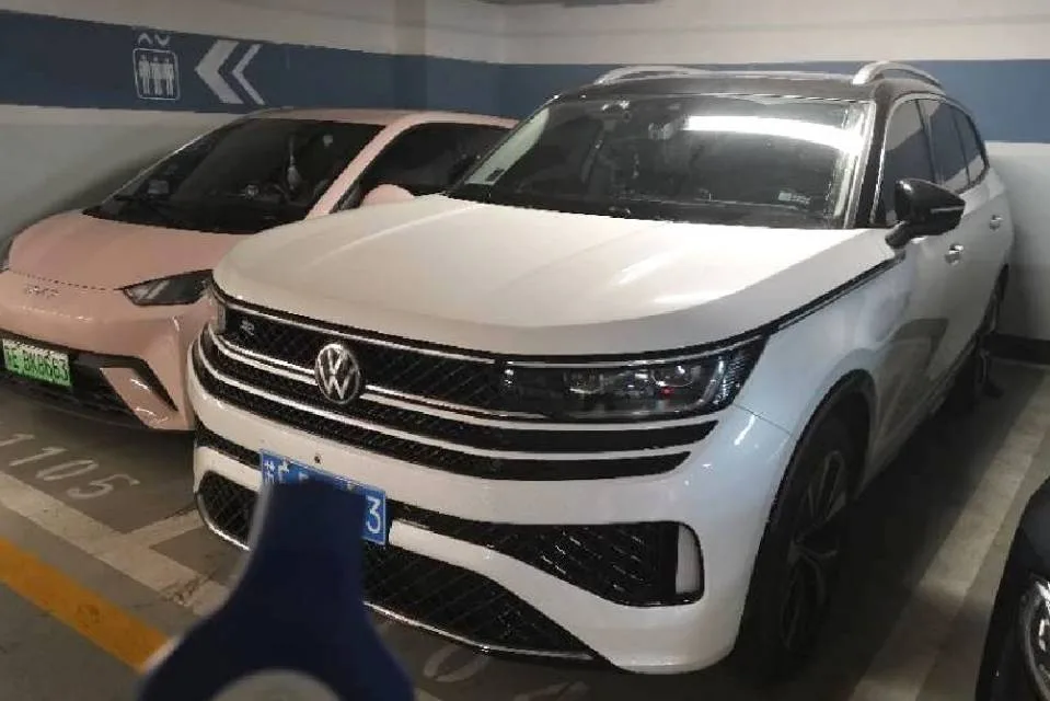 Volkswagen 2023 Range Rover R-Line 2.0TSI 380TSI 4WD Touring Edition Automatic