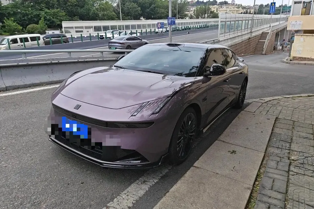 Lynk & Co 10 EM-P 2025 240 AWD Ultra Sport Edition