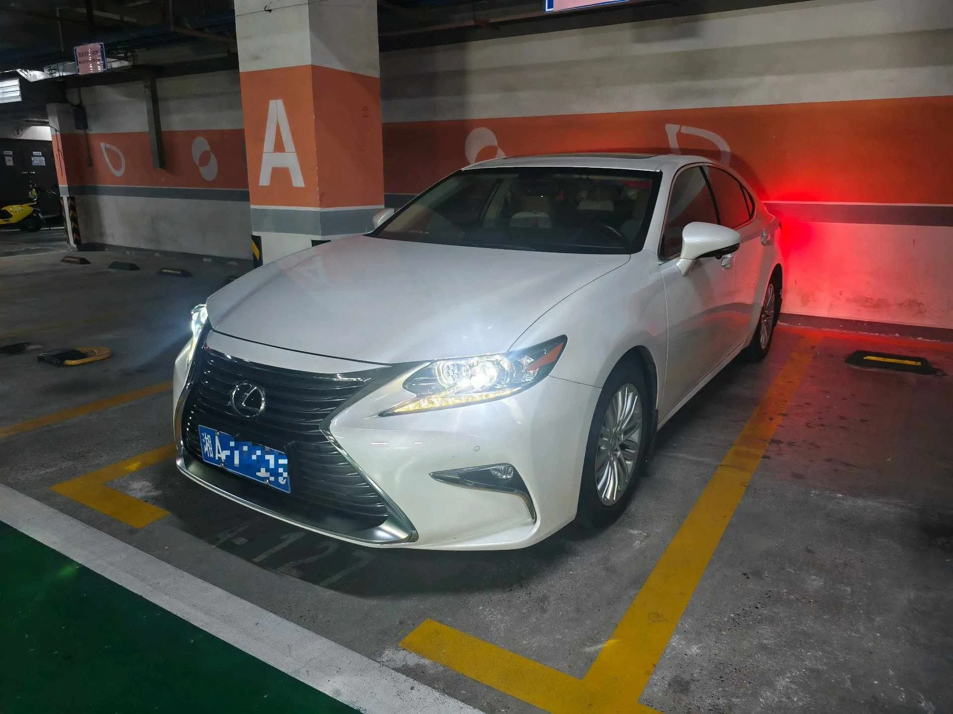 2017 Lexus ES 250 Mark Levinson Luxury Edition