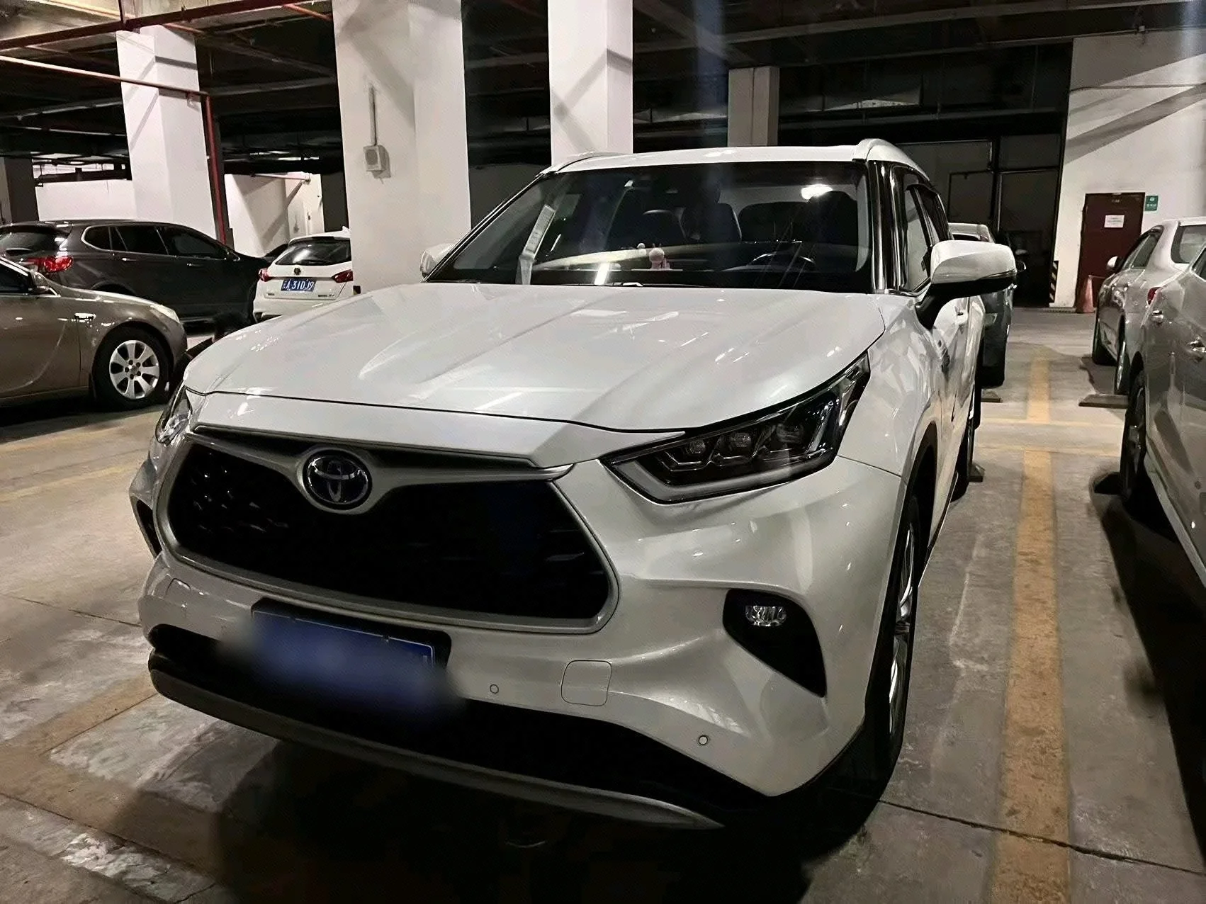 Toyota 2023 Highlander Hybrid 2.5L CVT Intelligent Electric Hybrid AWD Premium Edition 7-seater Automatic Transmission