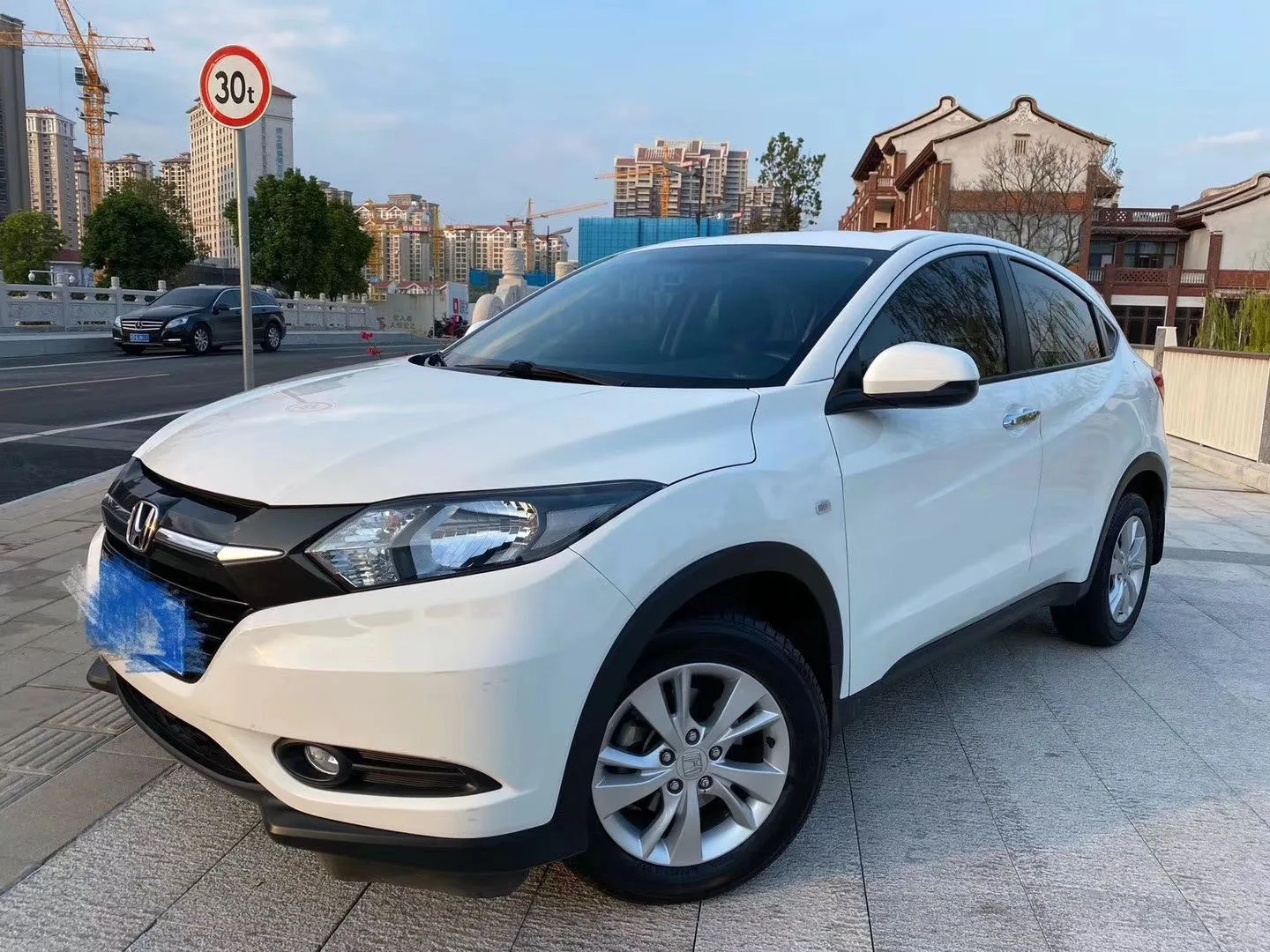 Vezel 2015 1.5L CVT 2WD Comfort Model