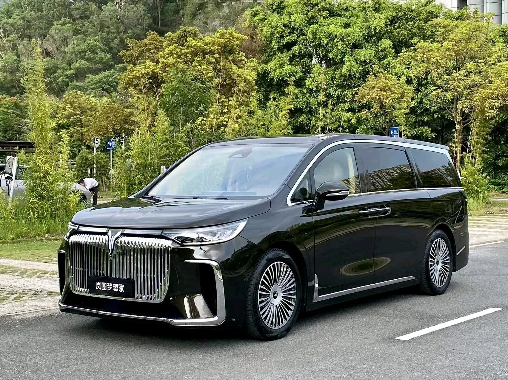 Voyah 2025 Dreamer PHEV 1.5T AWD Flagship Kunpeng Edition Automatic