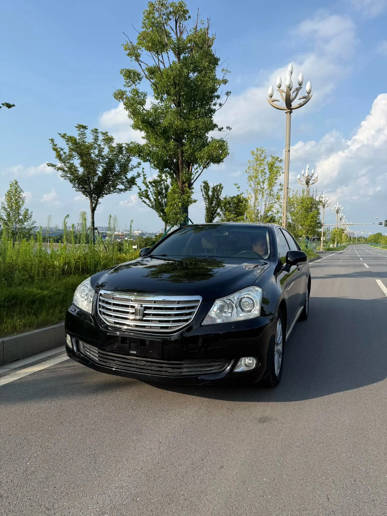 Crown 2010 Model Year 2.5L Royal Leather Navigation Edition