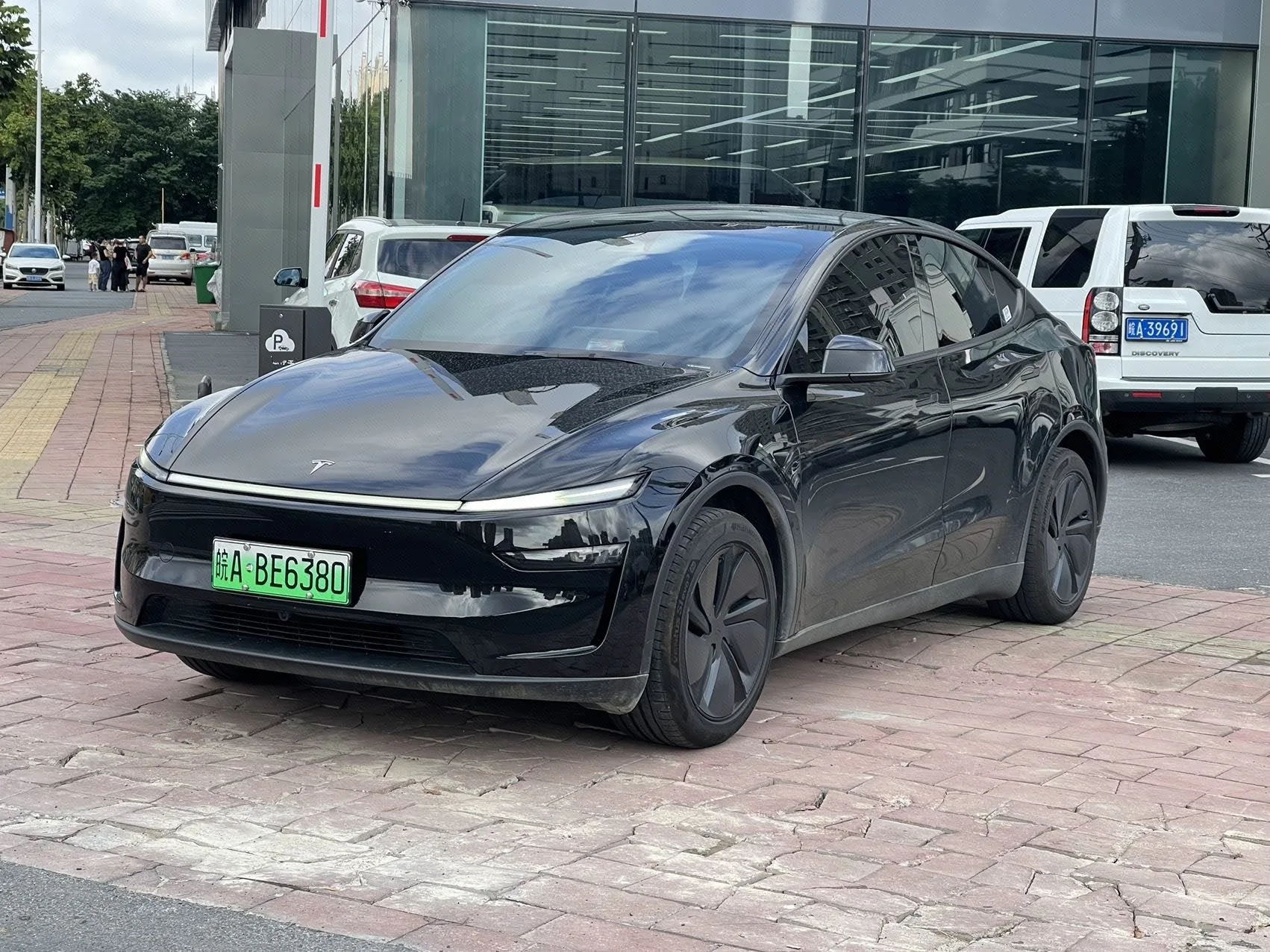 Tesla 2026 Model Y Long Range All-Wheel Drive Automatic