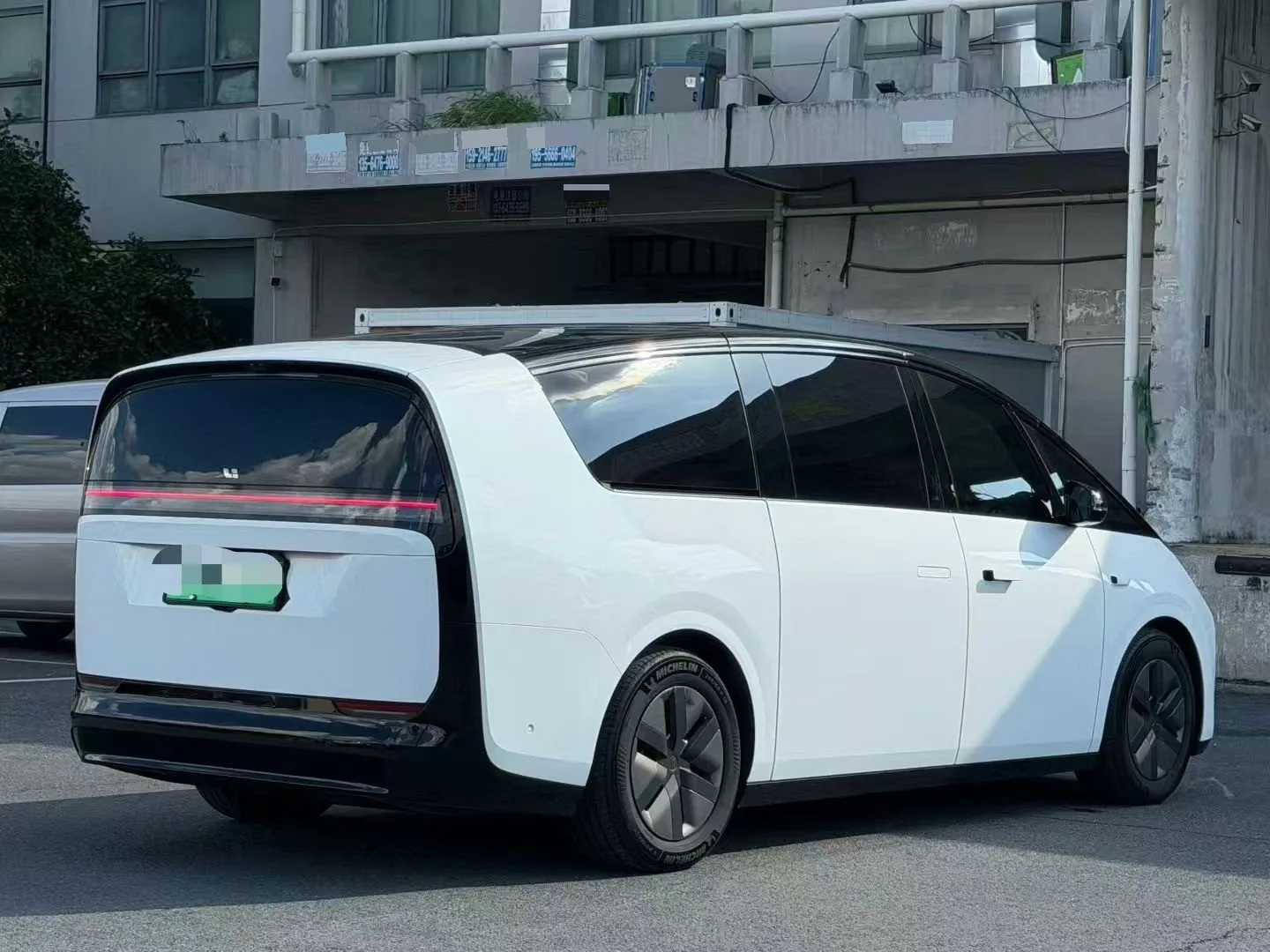 Li Auto 2025 MEGA Home Family Special Edition Automatic