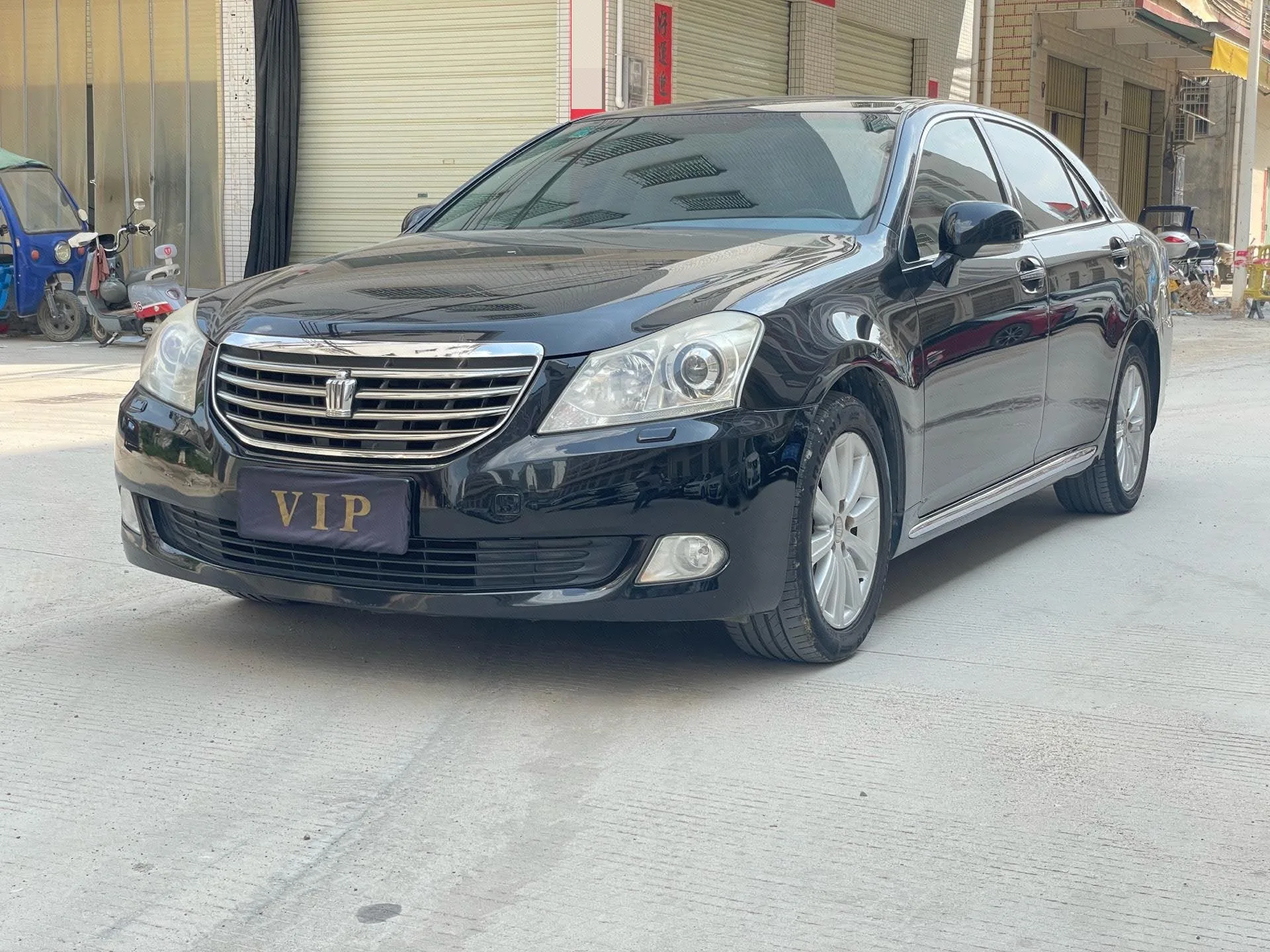 Crown 2011 Model Year 2.5L Royal Leather Sunroof Special Edition