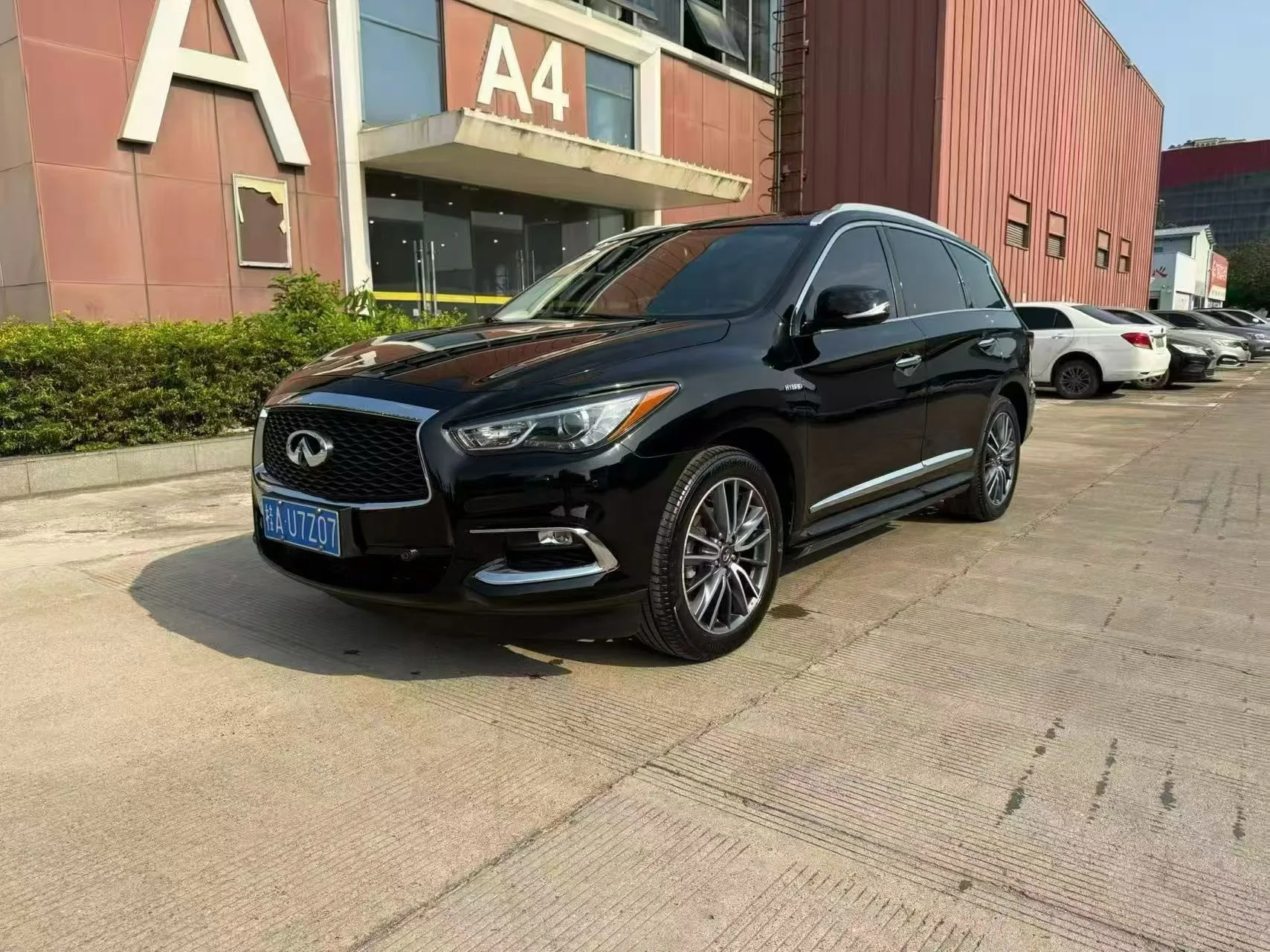 Infiniti QX60 (Imported) 2018 2.5 S/C Hybrid AWD Champion Family Edition