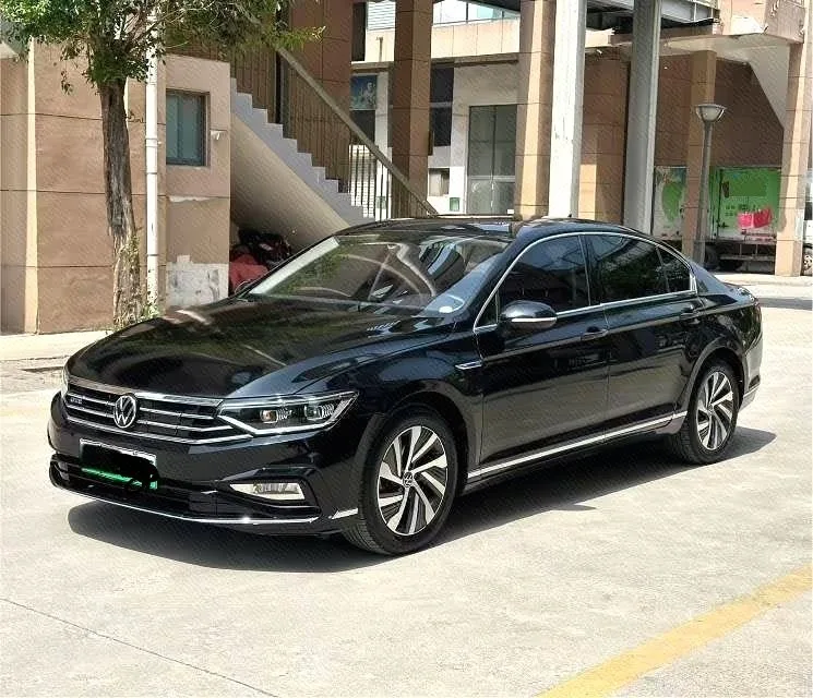 2022 Volkswagen Passat GTE Plug-in Hybrid GTE Luxury Model