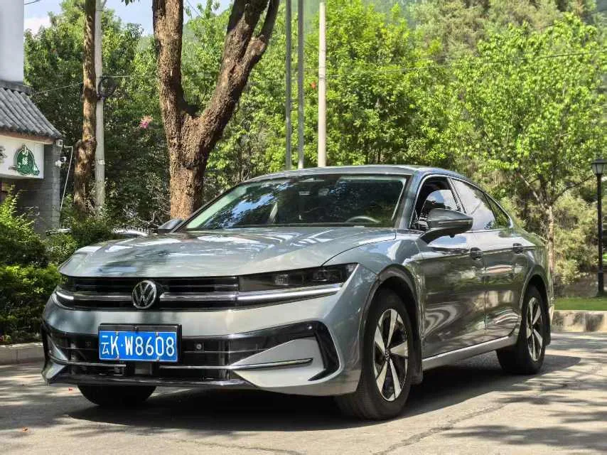 Volkswagen 2024 Magotan 1.5TSI 300TSI Premium Edition with Eye-Catching Package, Automatic Transmission