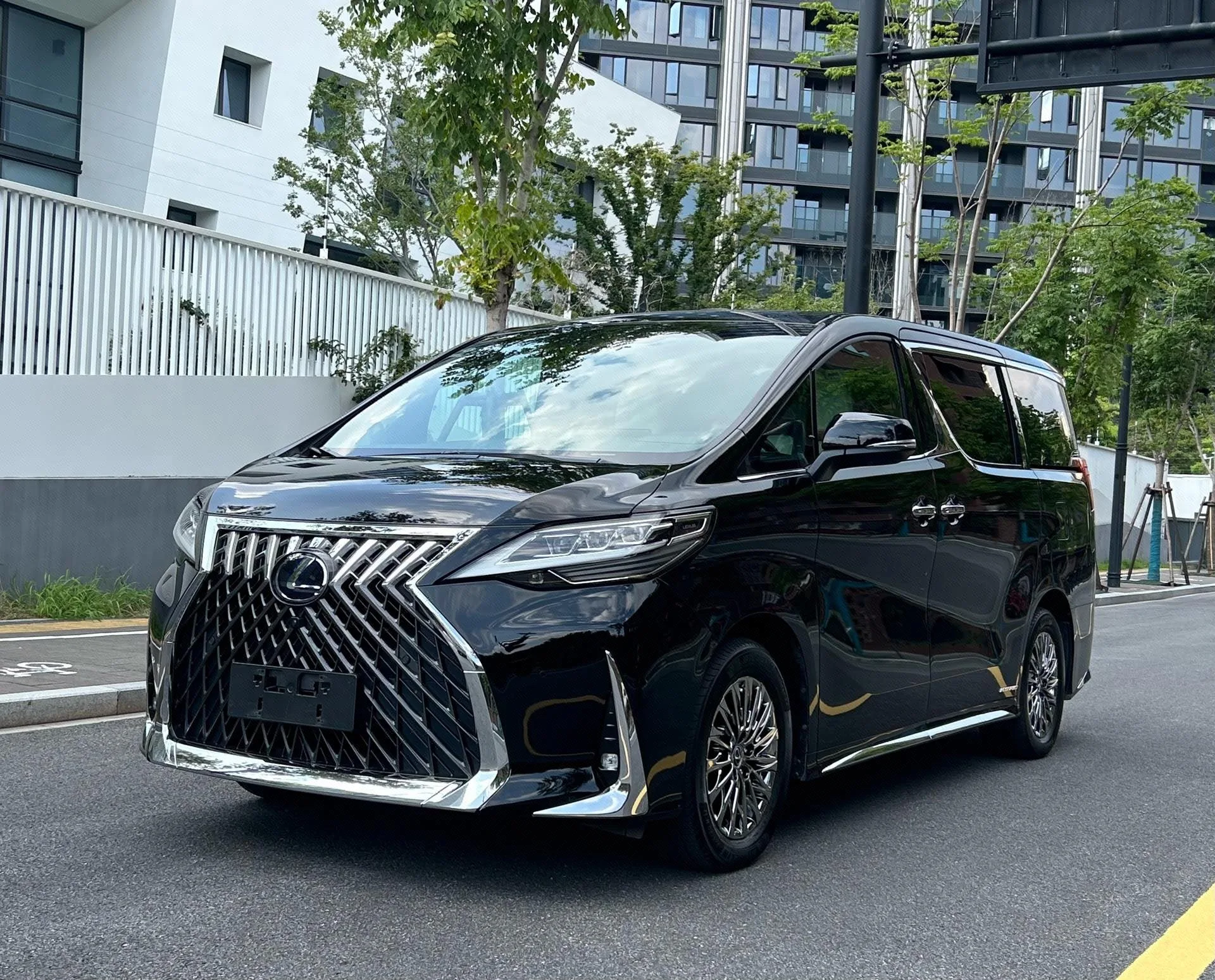 2020 Lexus LM 300h Four-Seater "Imperial" Edition