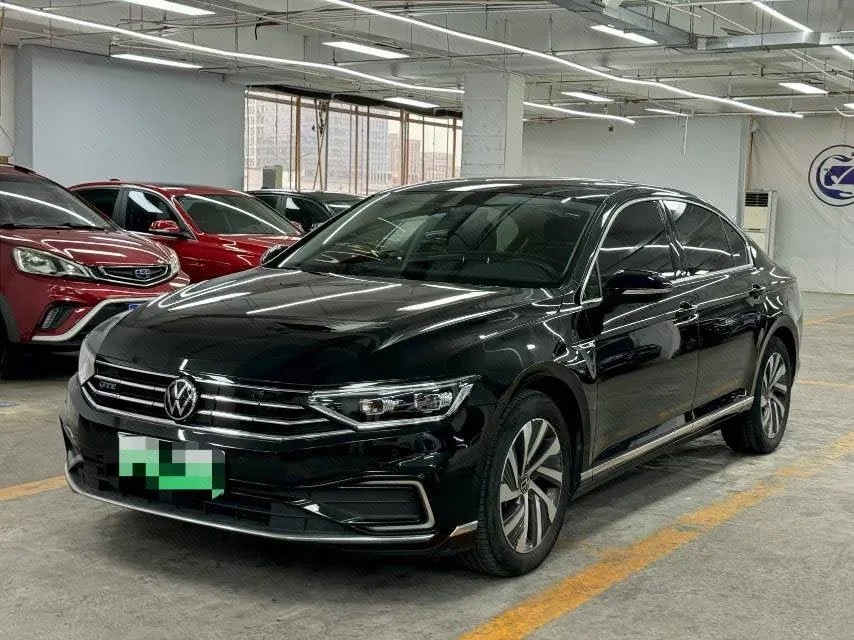 2022 Volkswagen Passat GTE Plug-in Hybrid GTE Luxury Model