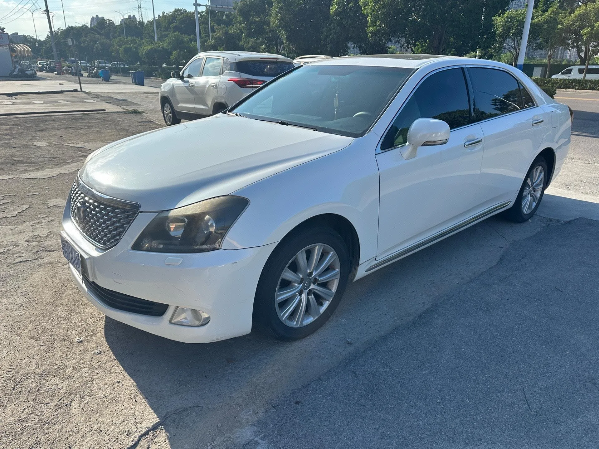 Crown 2011 Model Year 2.5L Royal Leather Sunroof Special Edition