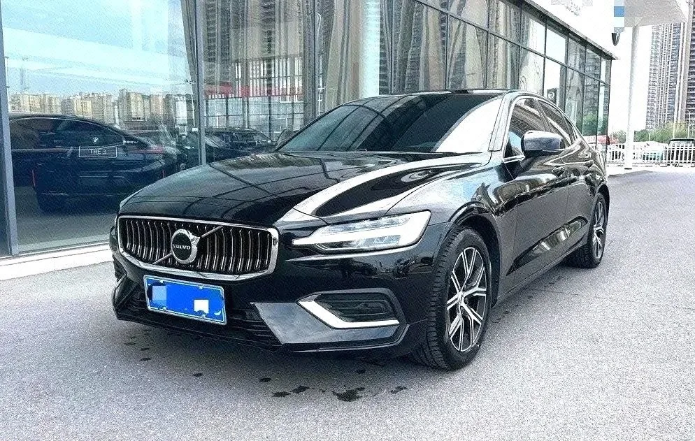 2025 Volvo S60 B4 Smart Comfort Luxury Edition