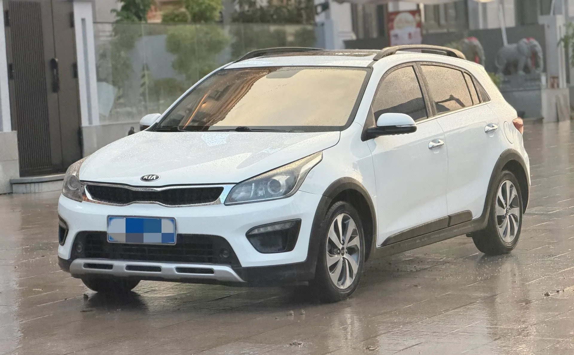 2018 KX CROSS 1.6L Automatic with Panoramic Sunroof