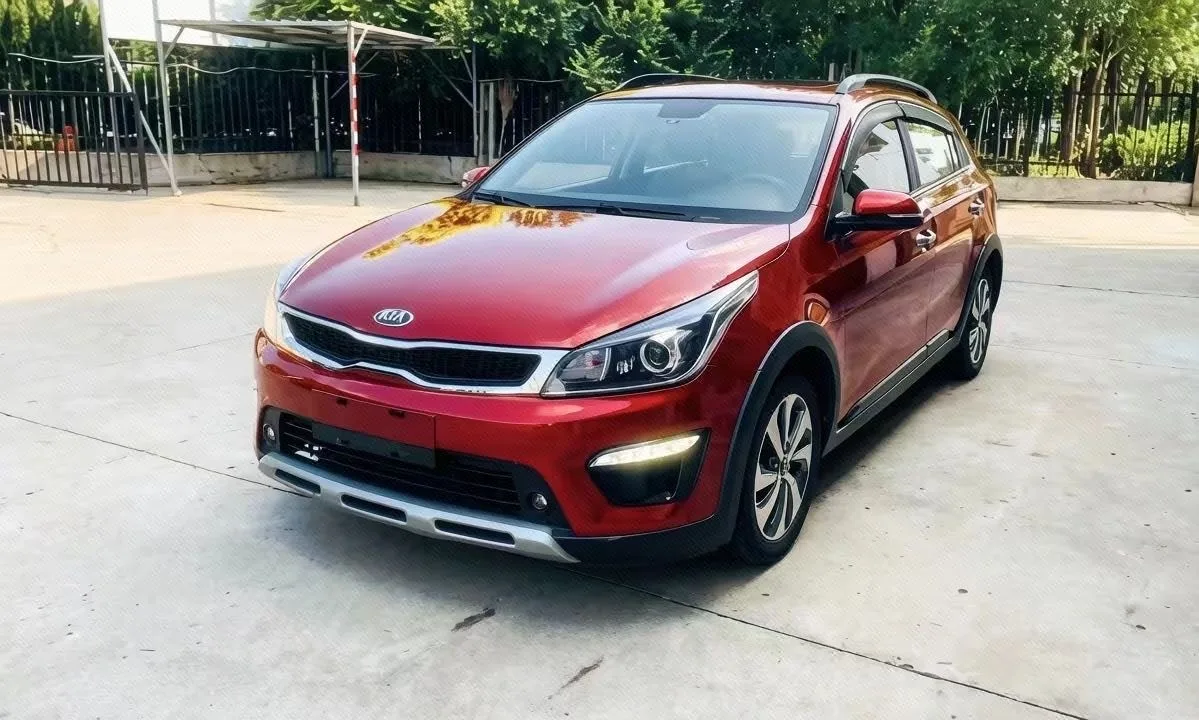 2018 KX CROSS 1.6L Automatic with Panoramic Sunroof