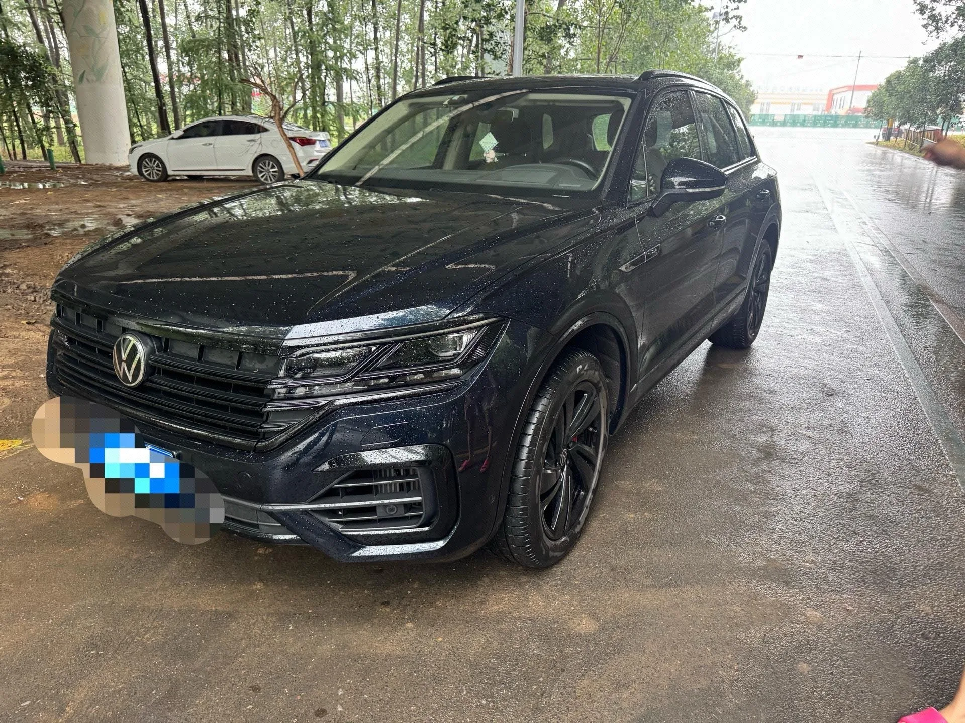 2022 Volkswagen Touareg 3.0 TSI R-Line with Radiant Black Sport Package