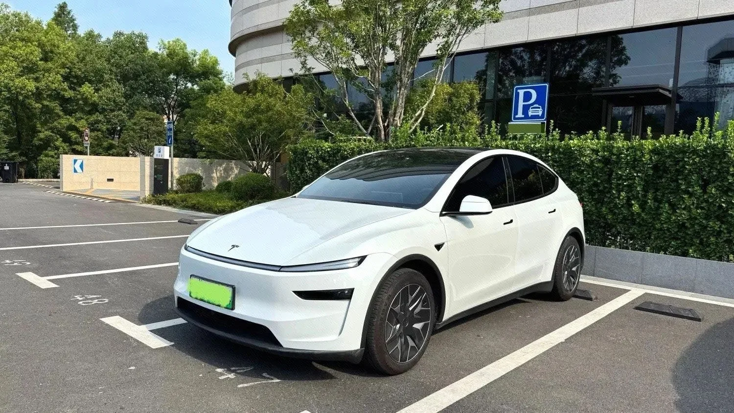 Tesla 2025 Model Y L Long Range All-Wheel Drive Automatic