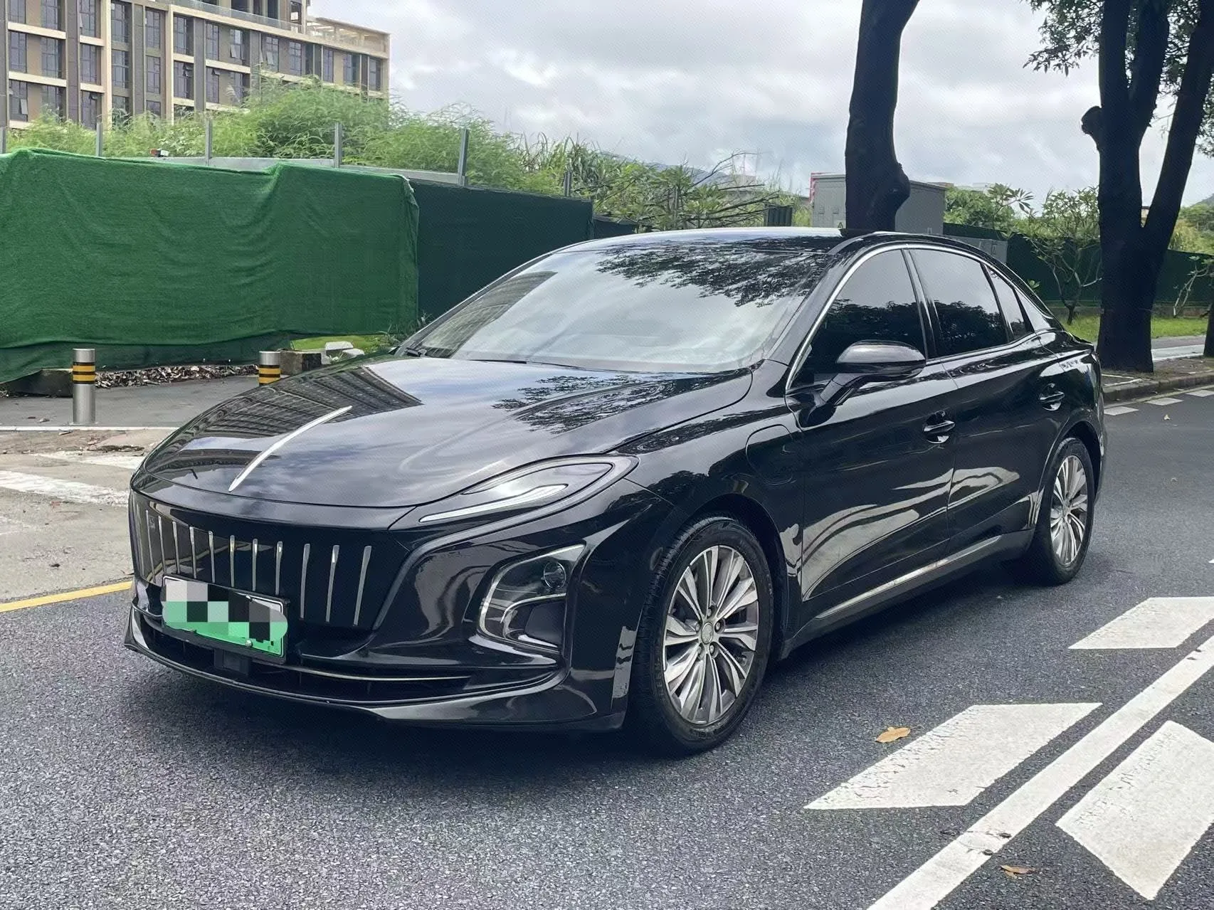 Hongqi E-QM5 2024 450km Travel Edition