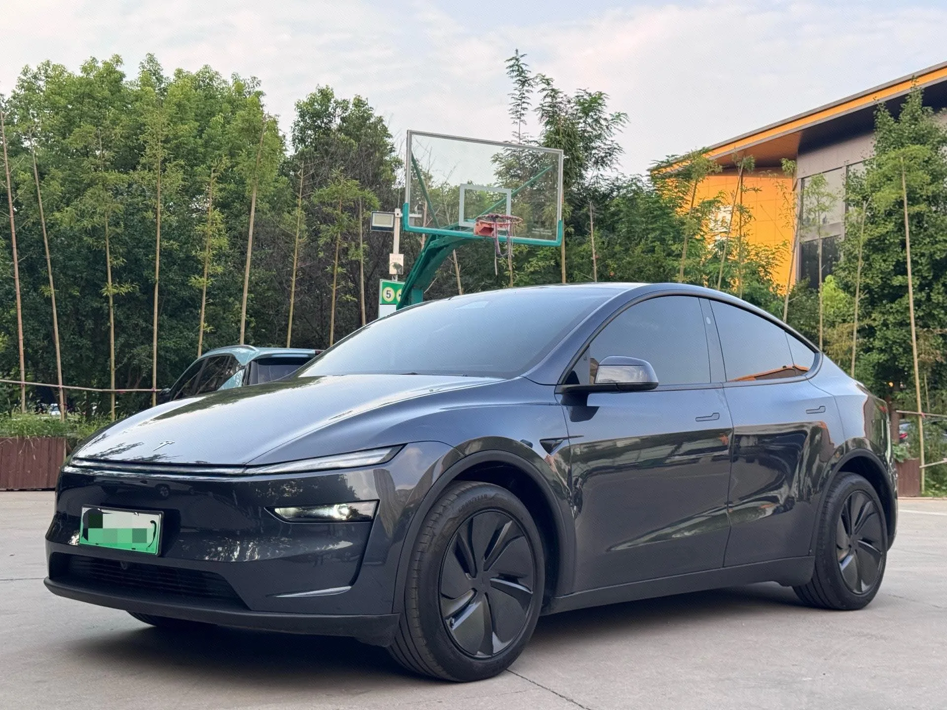 Tesla 2025 Model Y Rear-Wheel Drive Automatic