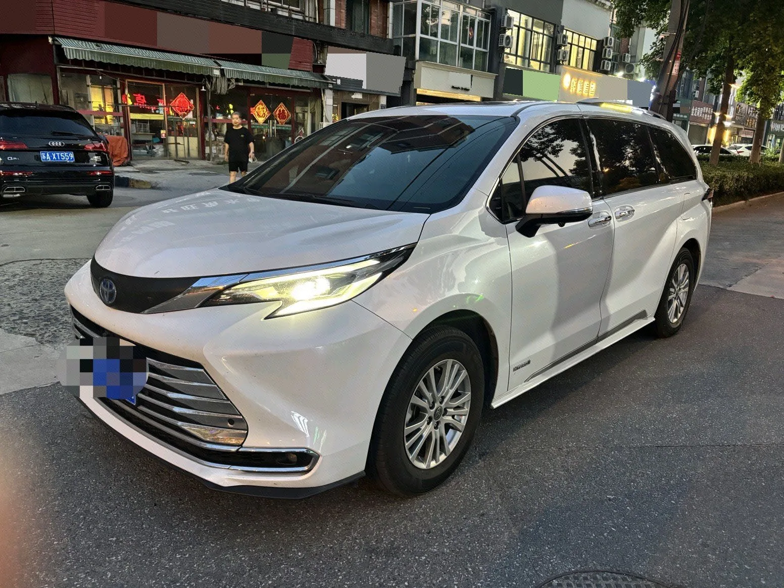Toyota 2023 Sienna 2.5 CVT Luxury Edition, Automatic Transmission