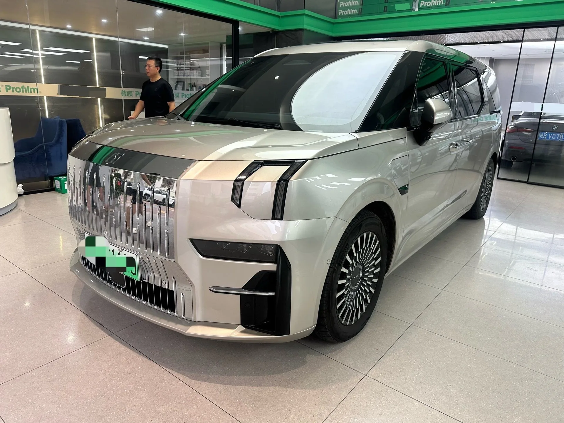 2022 ZEEKR 009 Dual-Motor Base Model 6-Seater