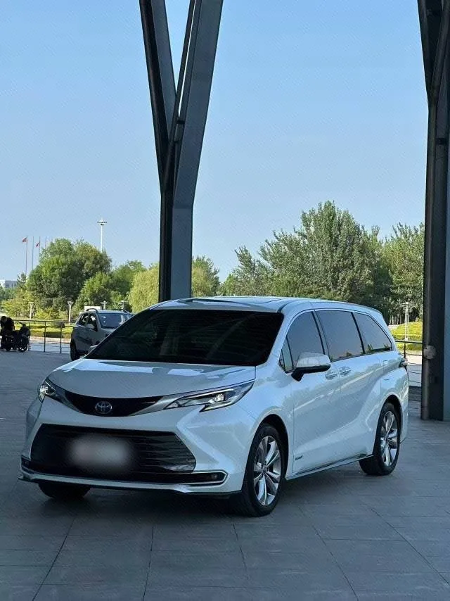 Toyota 2024 Sienna 2.5 CVT Luxury Accessibility Edition, Automatic Transmission