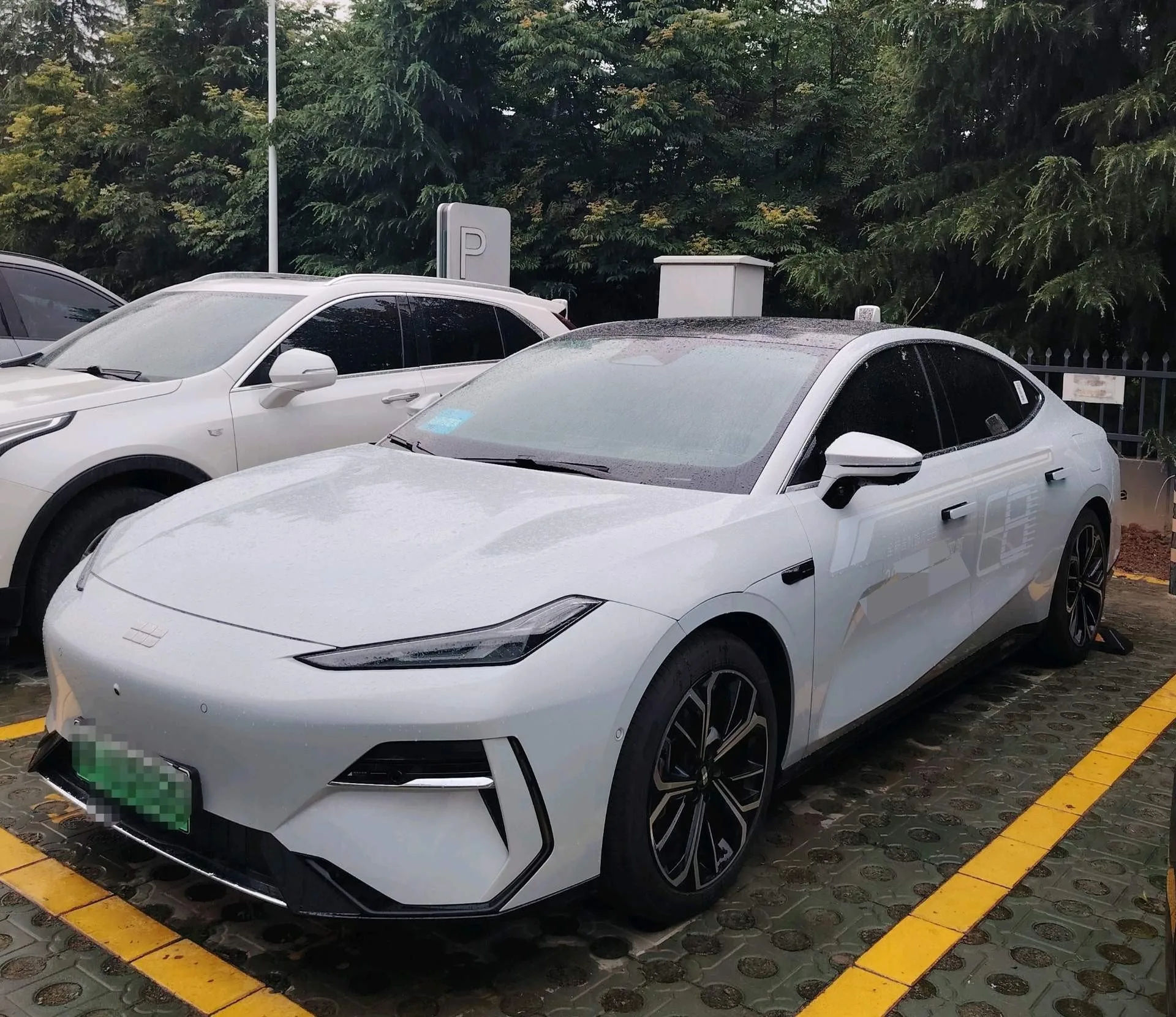 Geely Galaxy 2025 E8 700km Long-Range Intelligent Driving Edition Automatic