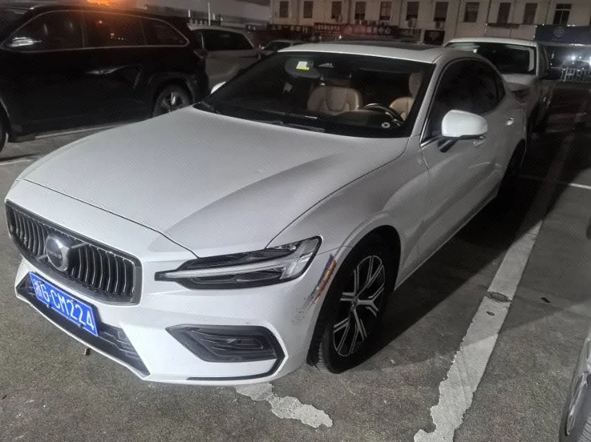 2025 Volvo S60 B4 Smart Comfort Luxury Edition