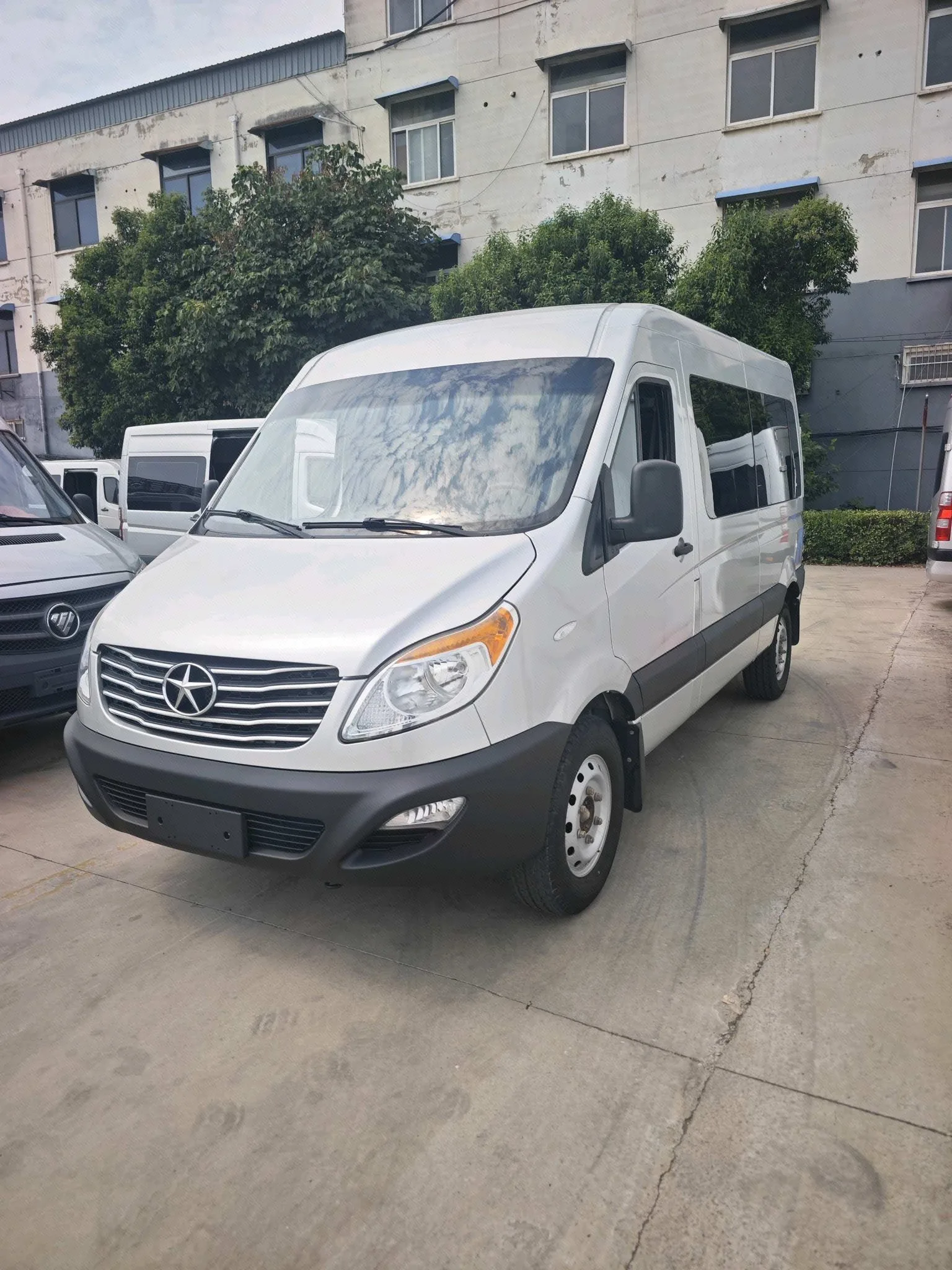 JAC 2022 Xingrui 2.0T Fuel-Efficient King PLUS Express Edition, Mid-Axle 7-Seater, Manual Transmission