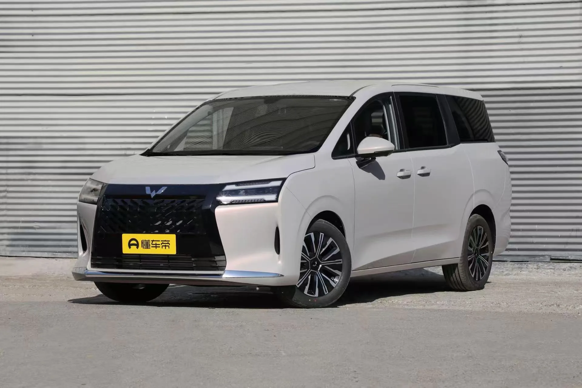 Wuling Starlight 730 — Authorized new car for export from China (listing thumbnail)